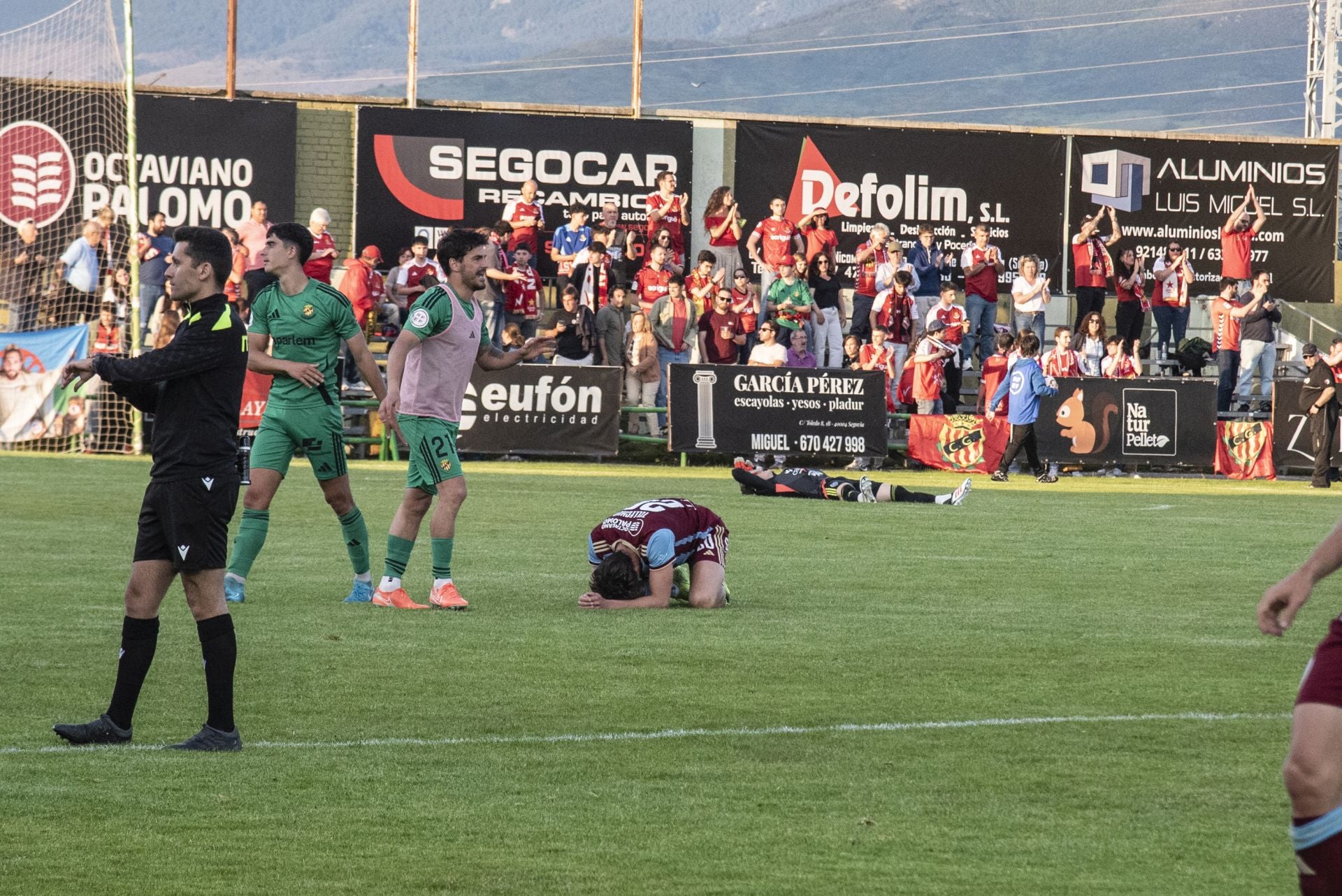Fotos: desilusión en La Albuera tras el descenso de la Segoviana