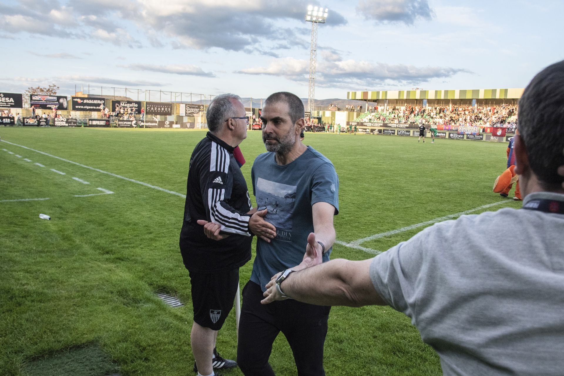 Fotos: desilusión en La Albuera tras el descenso de la Segoviana