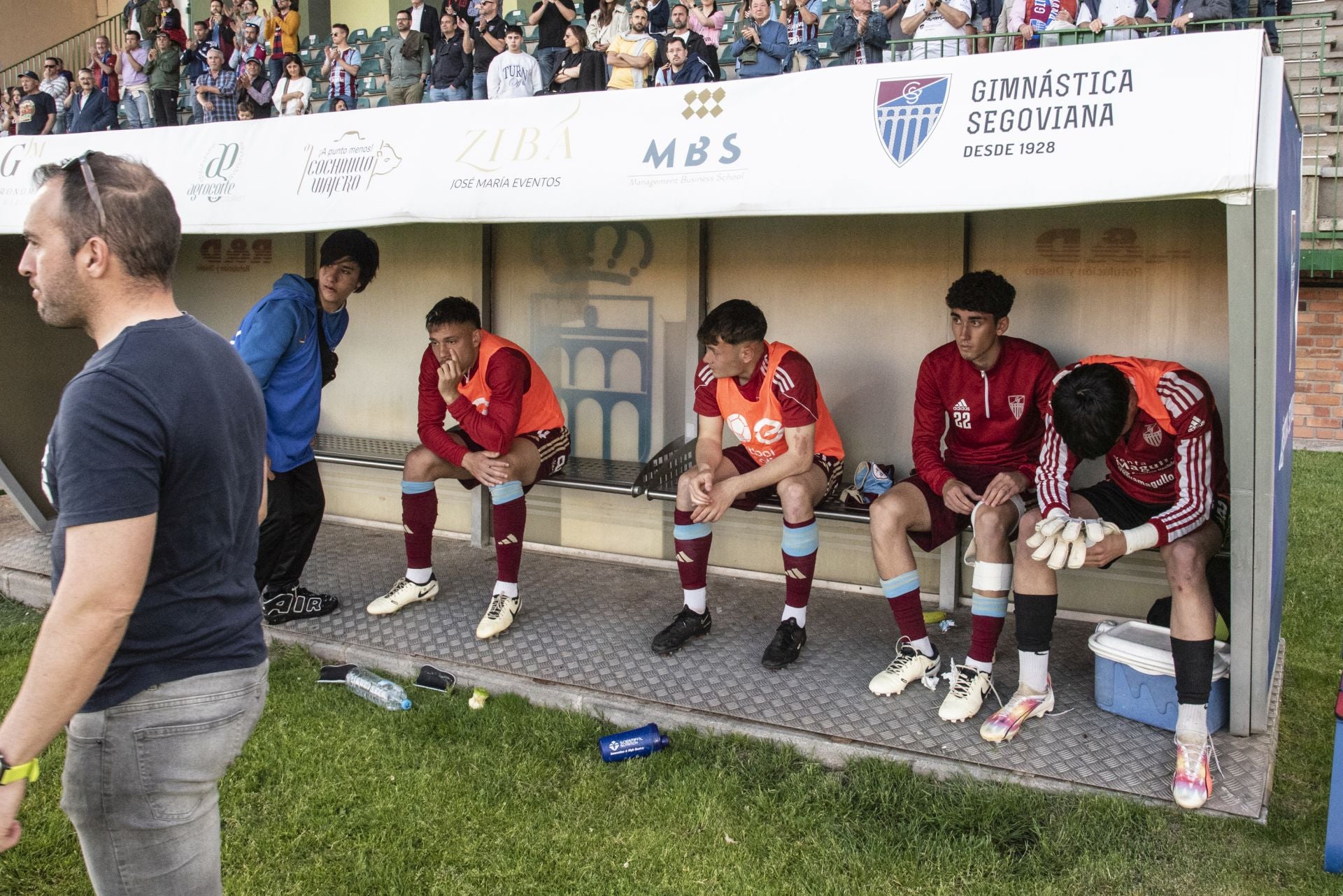 Fotos: desilusión en La Albuera tras el descenso de la Segoviana