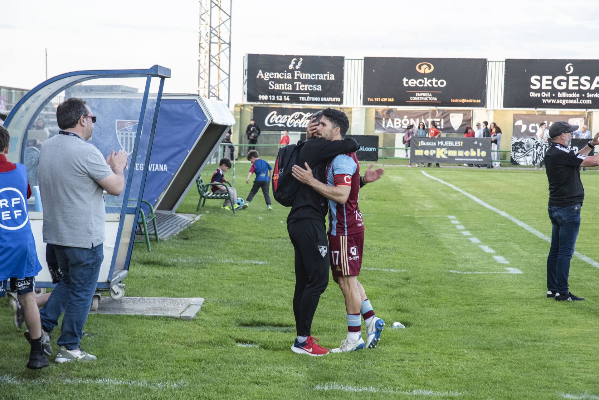 Fotos: desilusión en La Albuera tras el descenso de la Segoviana