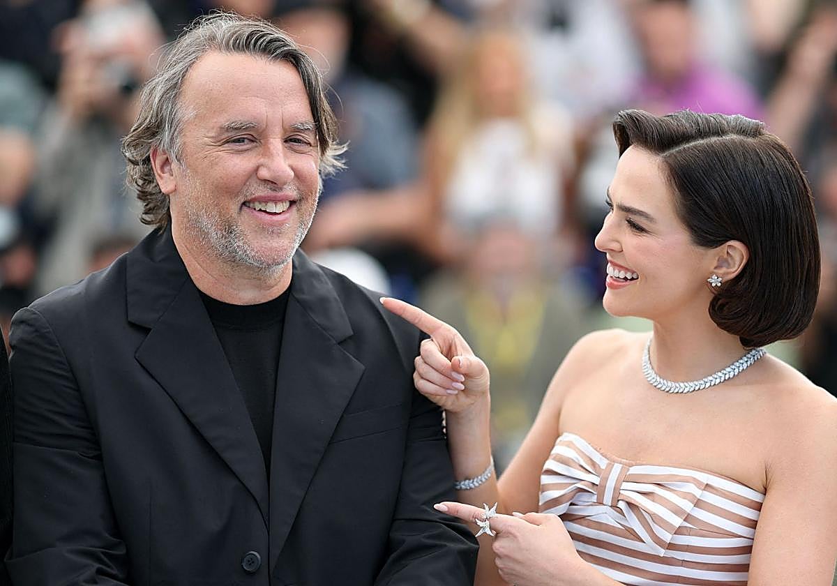 Richard Linklater, junto a la actriz Zoey Deutch.