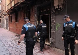 Efectivos de la Policía Municipal y la Policía Nacional esperan a la llegada de la Científica en el exterior del inmueble.