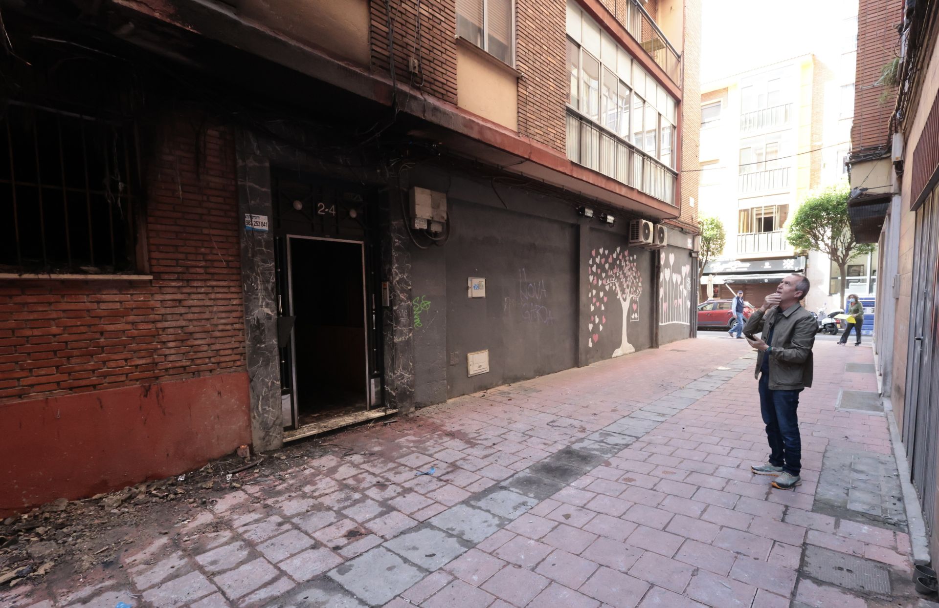 Las llamas devoran un bajo de Valladolid