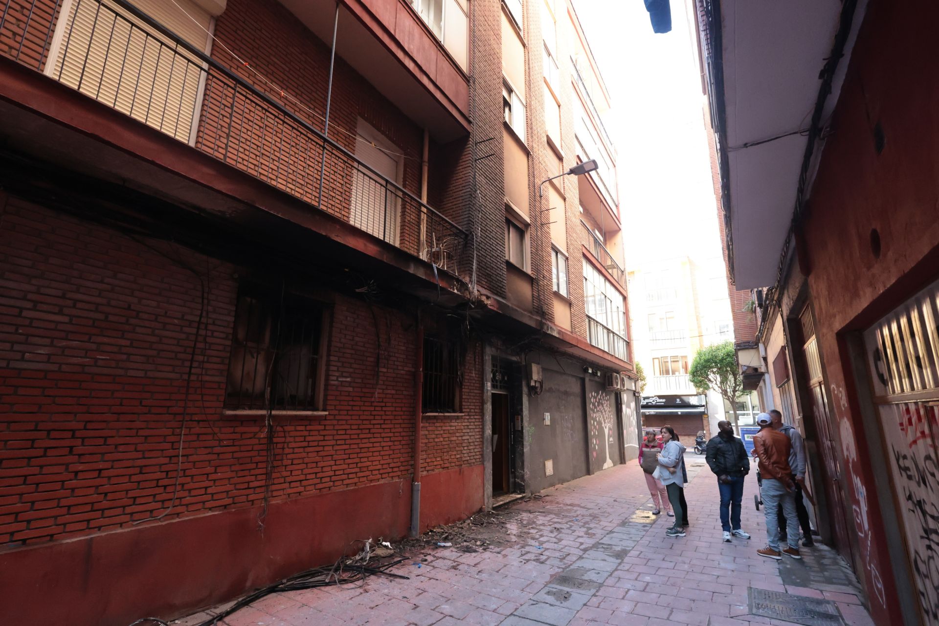 Las llamas devoran un bajo de Valladolid