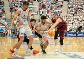 Wintering intenta pasar entre Barcello y Balvin, con Chema González intentando un bloqueo.