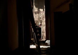 Vista de la casa calcinada desde el exterior del inmueble, en la escalera izquierda del edificio.
