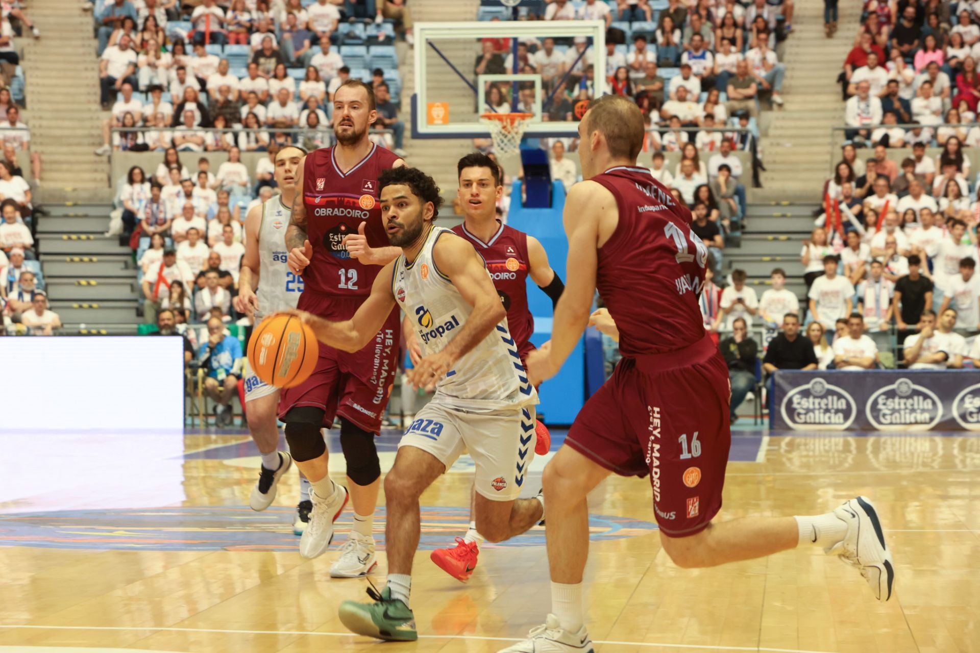 El Palencia gana el segundo partido en Santiago