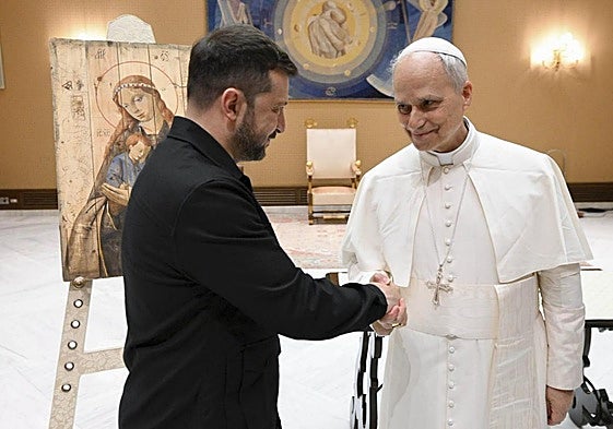 El Papa León XIV, con el presidente ucraniano Volodímir Zelenski ayer en el Vaticano.