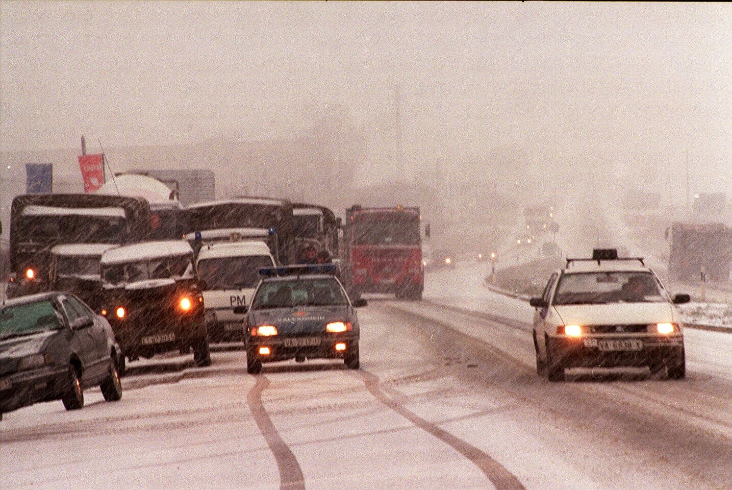 Retenciones de vehículos por la nieve en la subida de Villanubla. 16 de diciembre de 1997.