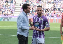 Anuar recibe la insignia de oro de manos de Javi Torres Gómez.