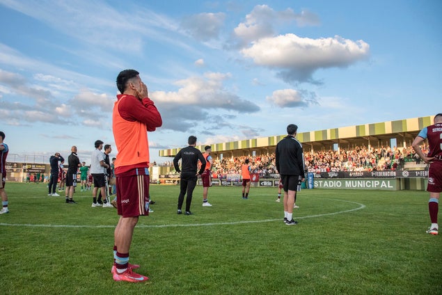 La afición de la Segoviana ovaciona al equipo tras el descenso