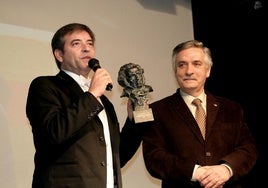 Ramón Margareto con el Goya que recibió en 2011 por el documental 'Memorias de un cine de provincias', que se proyectó en Rioseco. En la imagén, también con el entonces alcalde Artemio Domínguez.