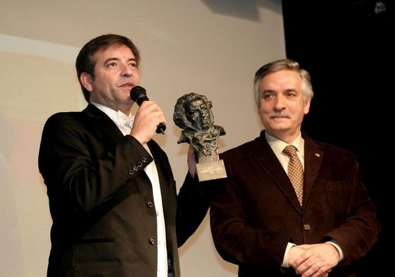 Ramón Margareto con el Goya que recibió en 2011 por el documental 'Memorias de un cine de provincias', que se proyectó en Rioseco. En la imagén, también con el entonces alcalde Artemio Domínguez.