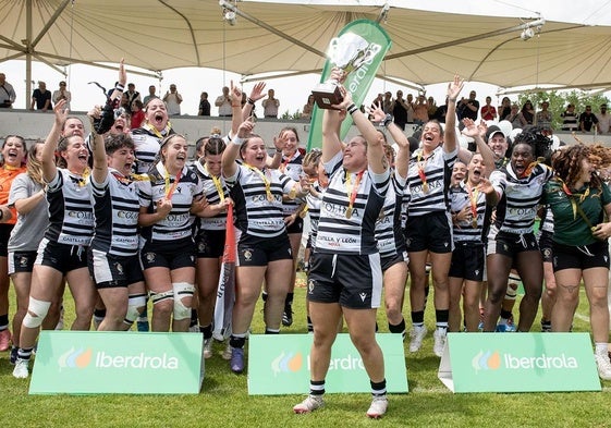 Las jugadoras del Colina Clinic celebran el título en el podio improvisado en Pepe Rojo.