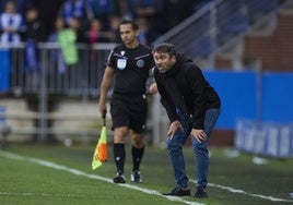 Coudet sigue detenidamente las evoluciones del juego en el Alavés-Valencia de esta semana.