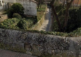 Murete del Puente de la Villa de Dueñas, desde donde se cayó el hombre de 35 años.
