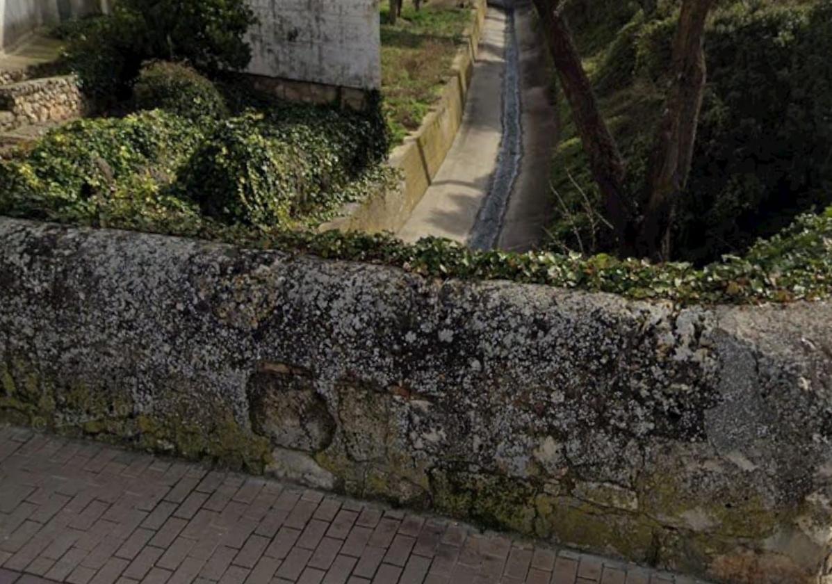 Murete del Puente de la Villa de Dueñas, desde donde se cayó el hombre de 35 años.