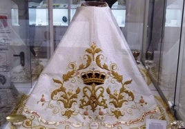 Manto que se exhibe en la exposición permanente de la Virgen de la Soterraña.