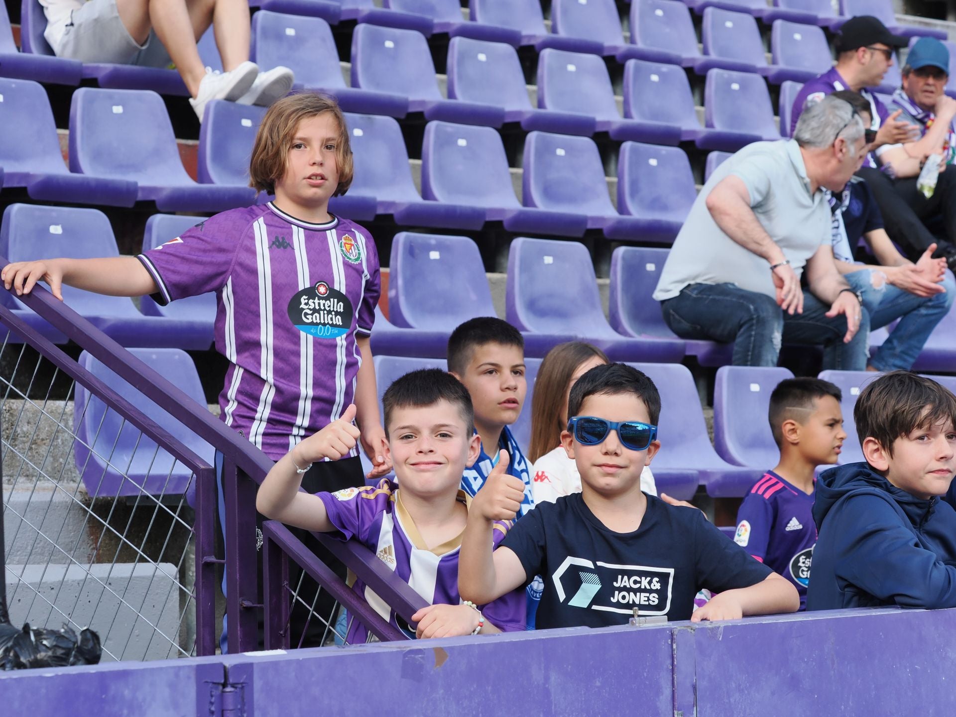Búscate en la grada del estadio José Zorrilla (1/4)