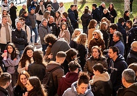 Espera de aspirantes y allegado para entrar al examen MIR a principios de año, en Valladolid.