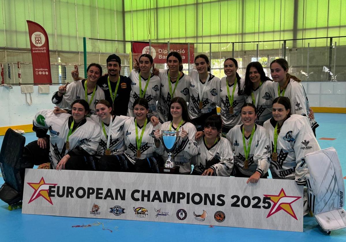 Las jugadoras del CPLV posan con el trofeo de campeonas de Europa.