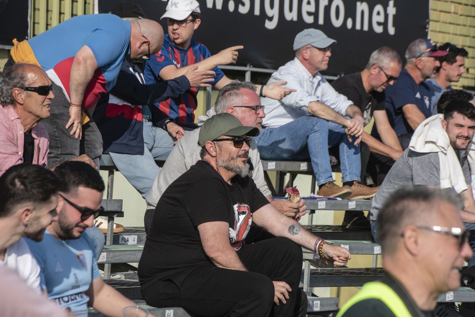 Fotos: búscate en las gradas de La Albuera