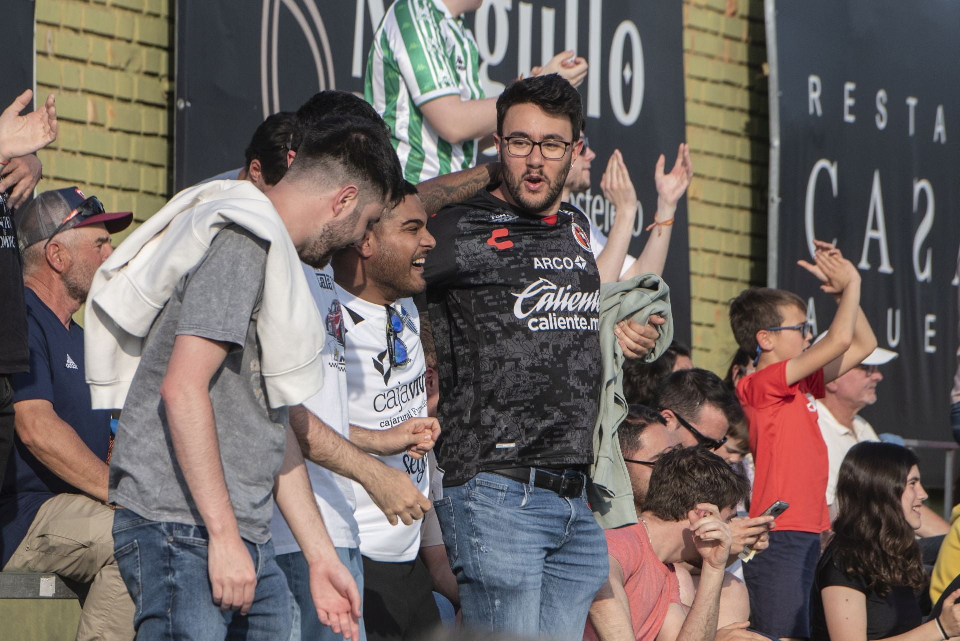 Fotos: búscate en las gradas de La Albuera
