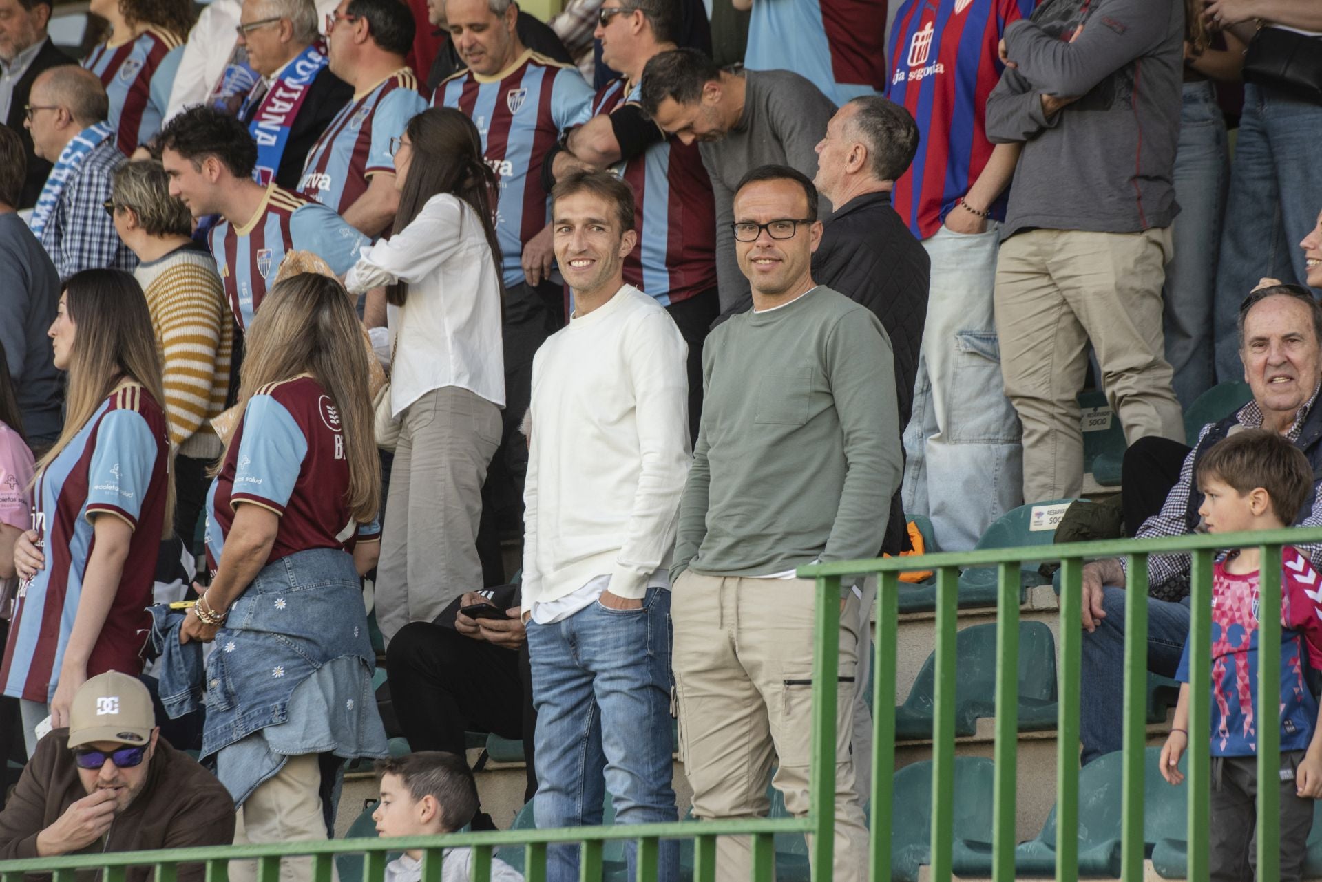 Fotos: búscate en las gradas de La Albuera