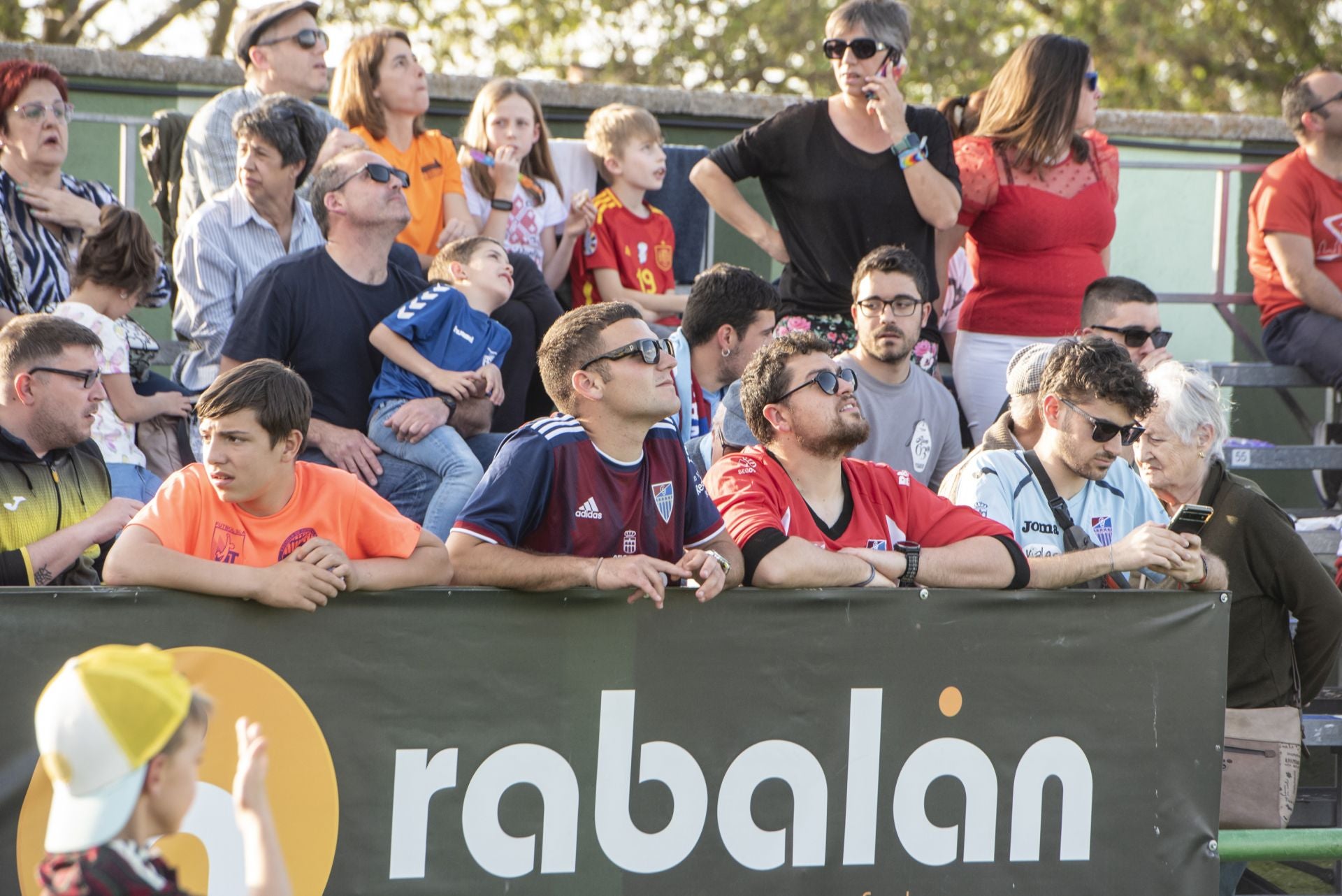 Fotos: búscate en las gradas de La Albuera