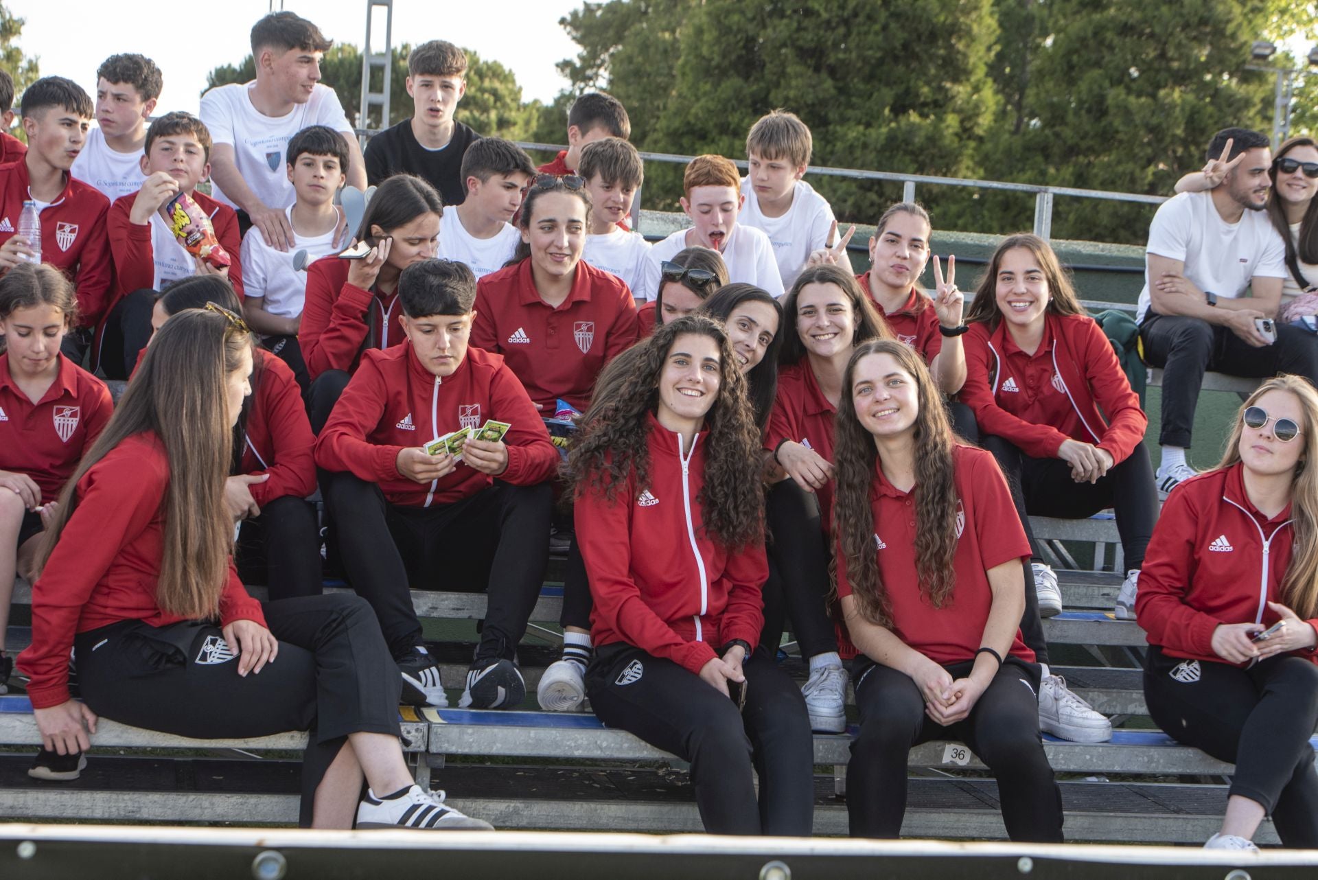 Fotos: búscate en las gradas de La Albuera