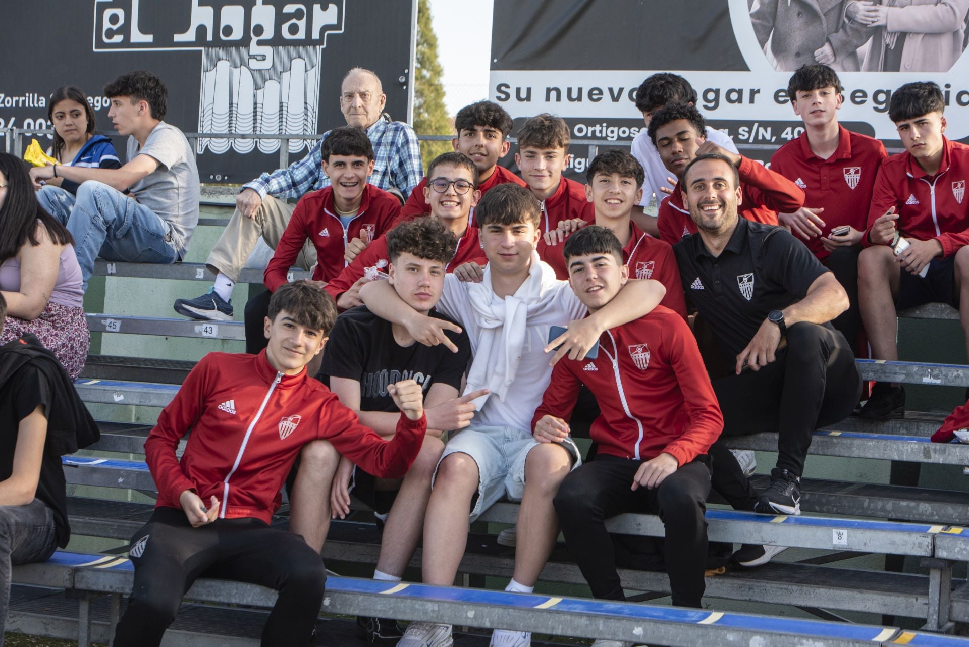 Fotos: búscate en las gradas de La Albuera