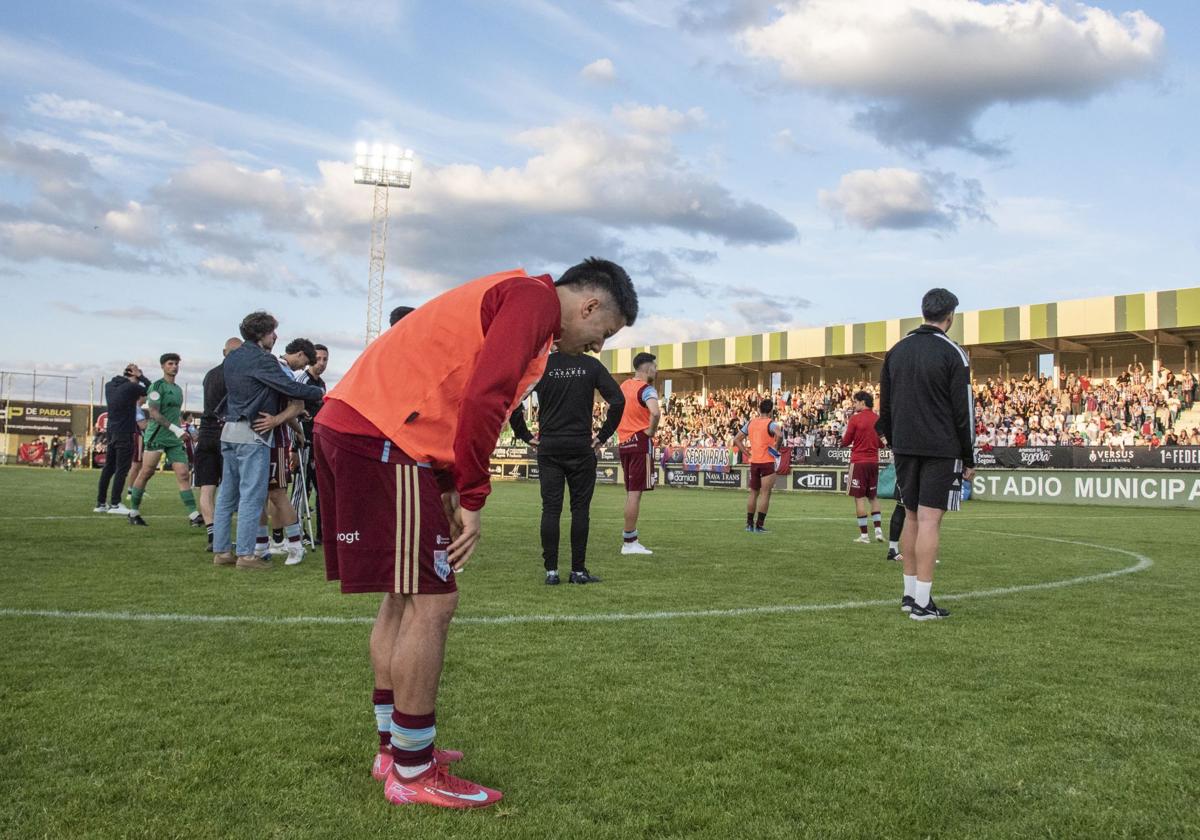 Fernán llora en el centro del campo mientras miles de personas aplauden al equipo tras el descenso.