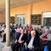Los residentes presencian una de las actividades.