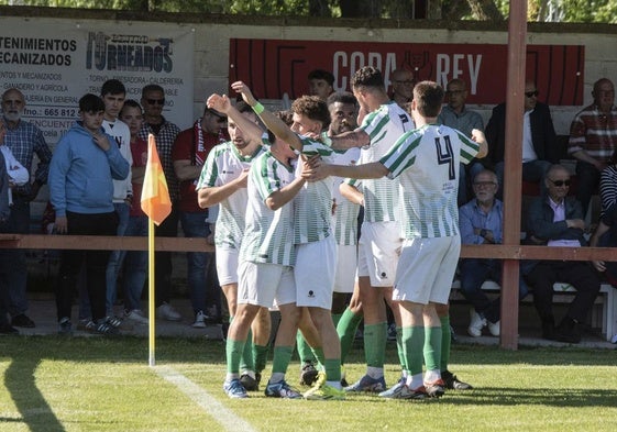 Los jugadors del Betis celebran uno de los goles en Turégano.