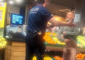 Se desnuda en un supermercado para demostrar que no ha robado