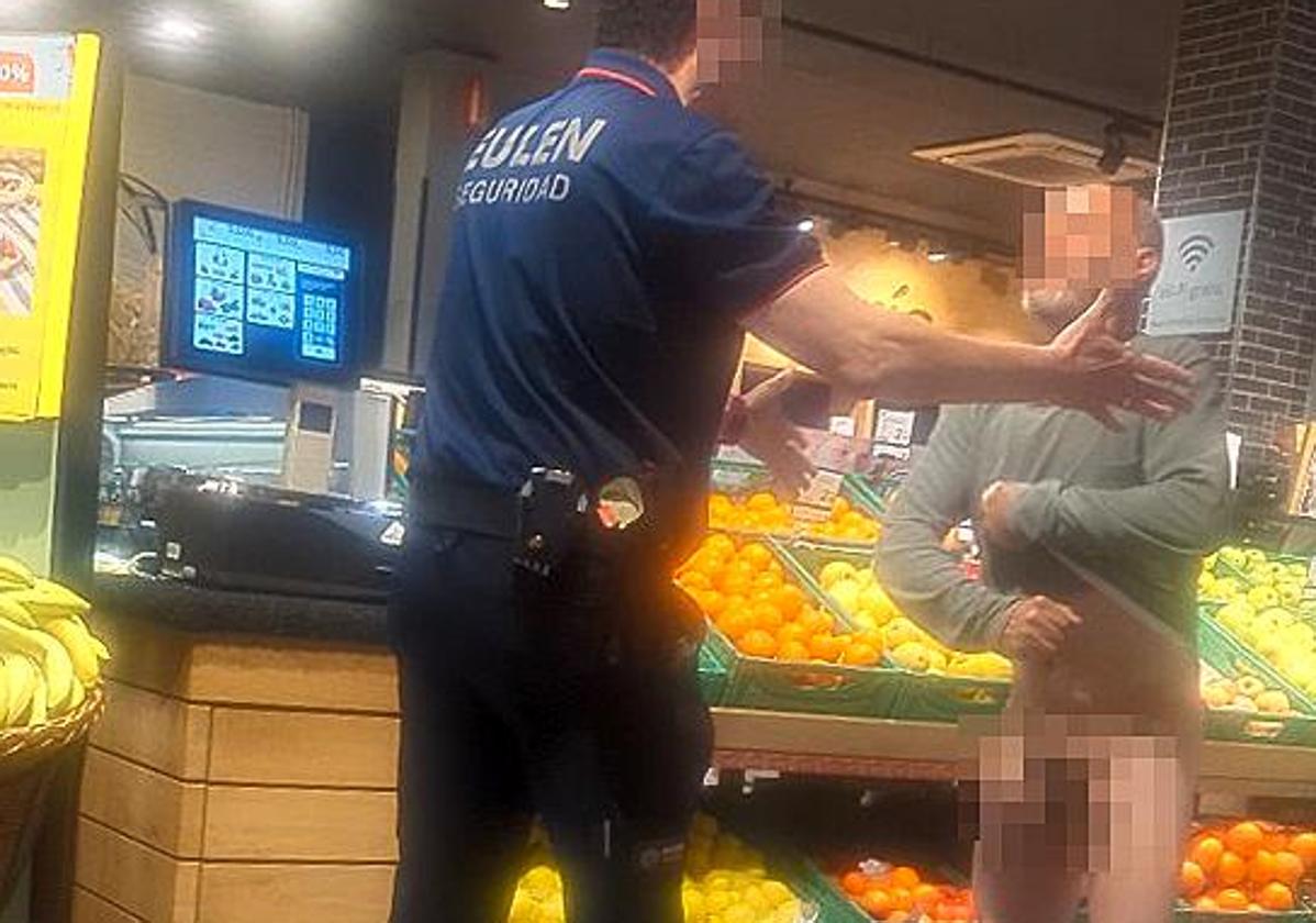 Se desnuda en un supermercado para demostrar que no ha robado