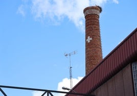 La icónica chimenea de ladrillo del barrio de las cervezas