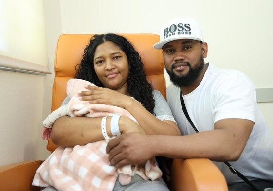 Nelson Salcedo y Ana Marísa Devoz junto a la pequeña Ainara en el hospital.