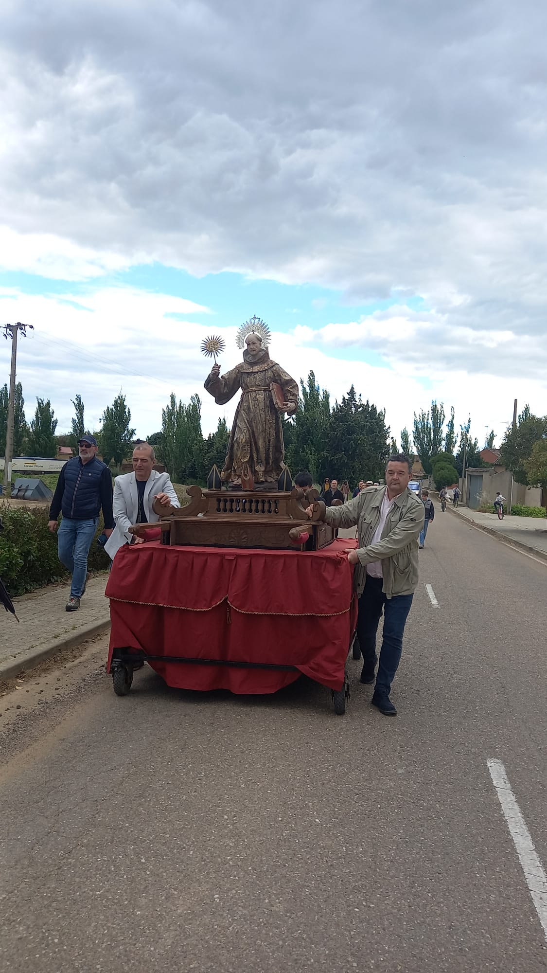 Cuenca de Campos traslada a San Bernardino a su ermita