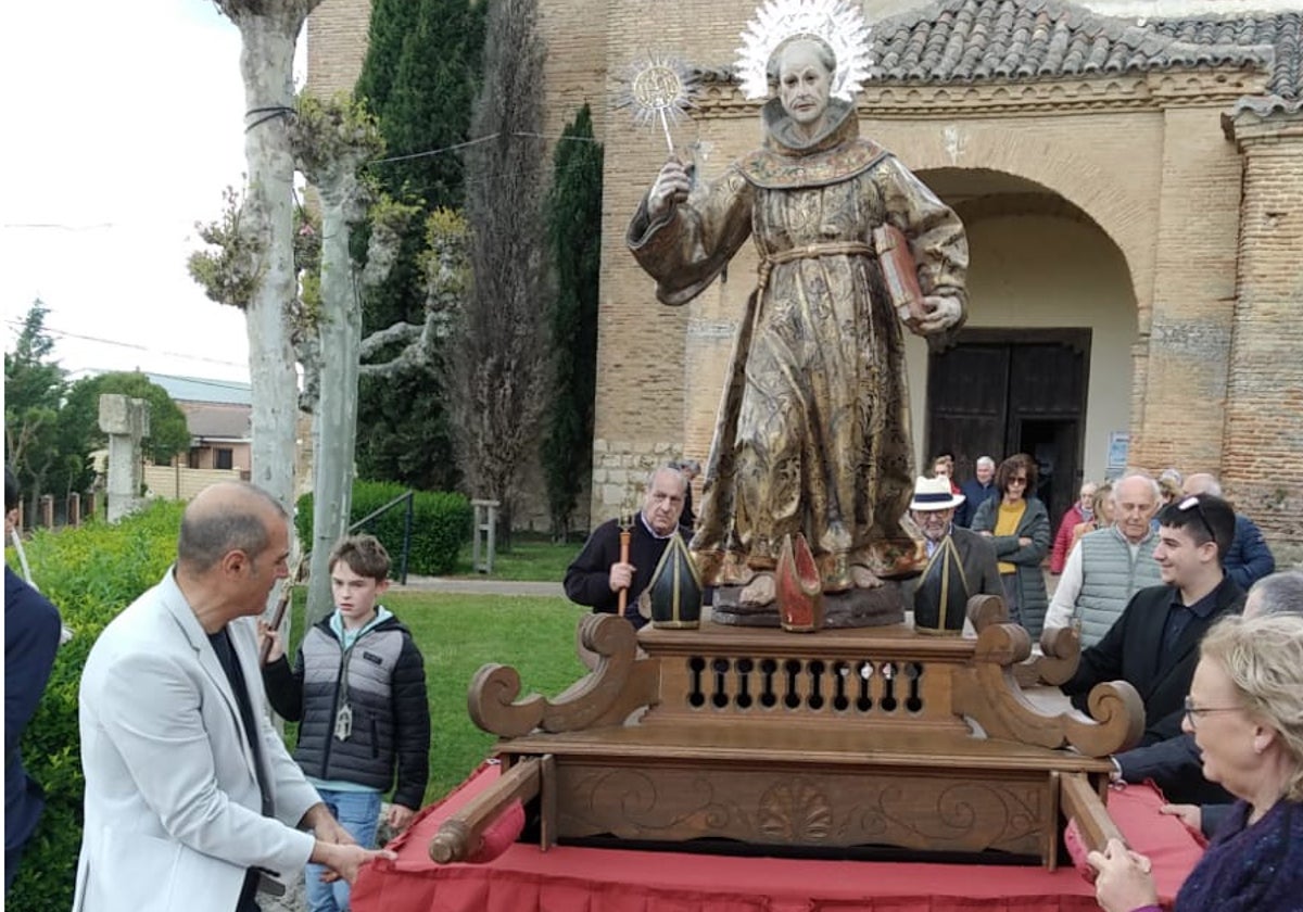 El santo a su salida de la iglesia parroquial de los Santos Justo y Pastor