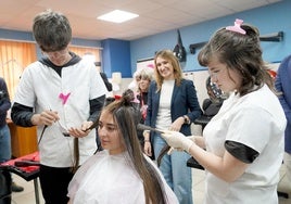 La consejera de Educación, Rocío Lucas, presentó la oferta de Formación Profesional para el curso 2025-2026 en el IES Ramón y Cajal.