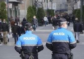 Dos policías locales patrullan por la calle Santiago.