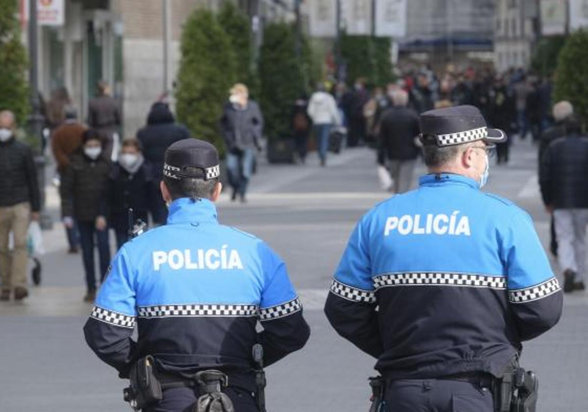 Dos policías locales patrullan por la calle Santiago.