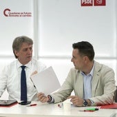 Carlos Martínez hablar con Daniel de la Rosa durante la reunión del Consejo Interterritorial del PSOE de Castilla y León.