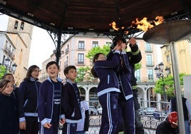 Encendido del pebetero en la Plaza Mayor de Segovia.