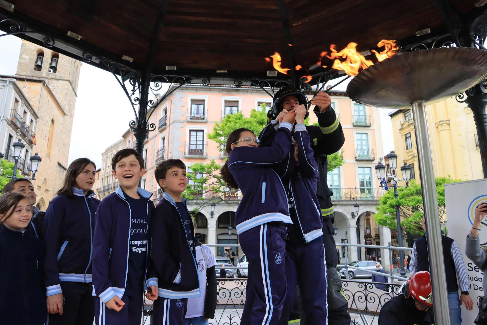 Encendido del pebetero en la Plaza Mayor de Segovia.