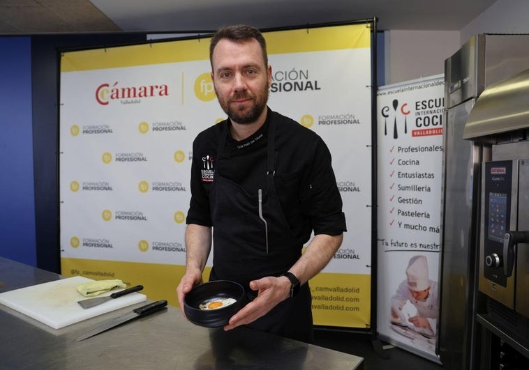 El chef Raúl del Moral, de la Escuela Internacional de Cocina, con su plato recién terminado