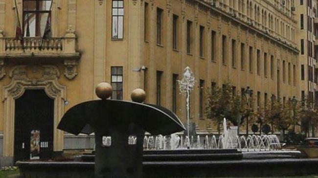 Junto a la fuente de la Plaza de Madrid está ubicada una obra del escultor vallisoletano Feliciano Álvarez, quien perdió un brazo, una pierna y un pie tras ser arrollado por un tren. Dos meses después volvía a meterse en su taller a trabajar para crear esta escultura, llamada...