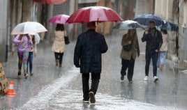 Varias personas se protegen con un paraguas durante la tormenta del pasado 14 de mayo.