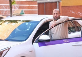 Zakaria Belamri, junto a su taxi, en el que transportó a una mujer embarazada hace 15 días.